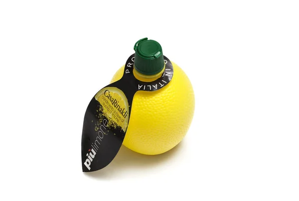 Jus de citron en bouteille, isolé, sur fond blanc — Photo