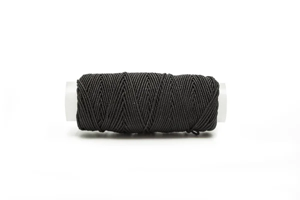 Svarta elastiska tråden på spolen horisontellt isolerad på vit — Stockfoto