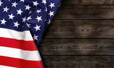 Eski ahşap arka planda Amerikan bayrağının kapatılması