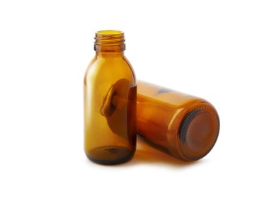 İki ilaç şişesi beyaz arka planda kapalı.