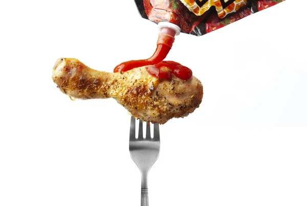 Csirkeláb Ketchuppal Egy Fehér Alapon Izolált Villán — Stock Fotó