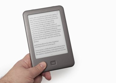 E-kitap okuyucusunu elimde tutuyorum. Ekran için kırpma yolunu ve elle kitap okumayı da ekle. E- kitap ekranında LOREM IPSUM metni.