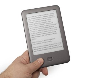 E-kitap okuyucusunu elimde tutuyorum. Ekran için kırpma yolunu ve elle kitap okumayı da ekle. E- kitap ekranında LOREM IPSUM metni.