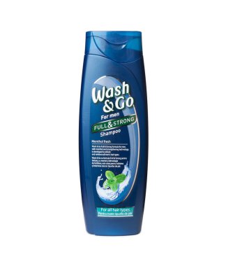 CHISINAU, MOLDOVA - 13 Nisan 2020. Yıka ve Git Şampuanı beyaza izole et. Wash & Go Şampuanı Procter & Gamble (P & G) tarafından üretilir. Beyaz arkaplanda izole