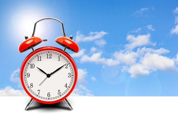 Reloj Despertador Rojo Sobre Fondo Azul Cielo Con Espacio Copia —  Fotos de Stock