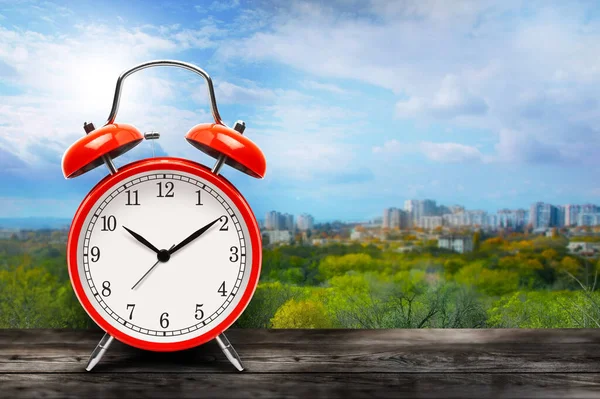 Red Alarm Clock City Blue Sky Background Copy Space Clipping — Stock Photo, Image