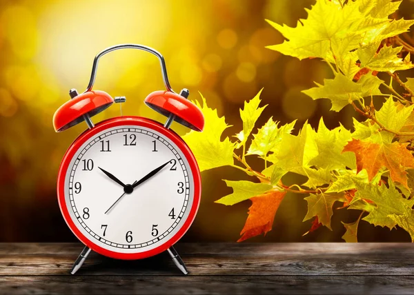 Vintage Red Alarm Clock Background Yellow Autumn Maple Leaves Return — Stock Photo, Image