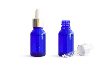 İlaç şişelere şeker kutusuyla düşer. Açık ve kapalı ilaç şişeleri. Mavi konteynırlar beyaz arka planda izole edilmiş. kırpma yolu ile