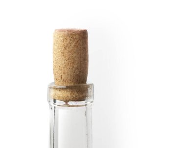 Mantarlı şarap şişesi. Beyaz arkaplanda izole