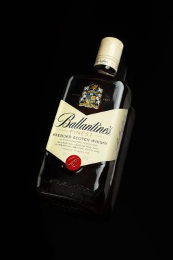 CHISINAU, MOLDOVA - 27 Nisan 2020: Ballantine 's Blended Scotch whiskeys, İskoçya' nın Dumbarton şehrinde Pernod Ricard tarafından üretilen viskidir. Siyah arkaplanda izole