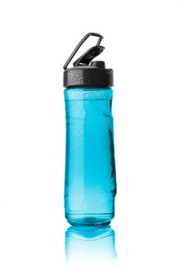 Plastik mavi spor şişesi damlacıklarla kaplı. Beyaz arkaplanda izole.