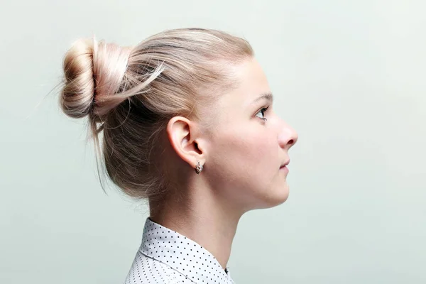 Sarışın kadın profili yüz. Kız profil yüz