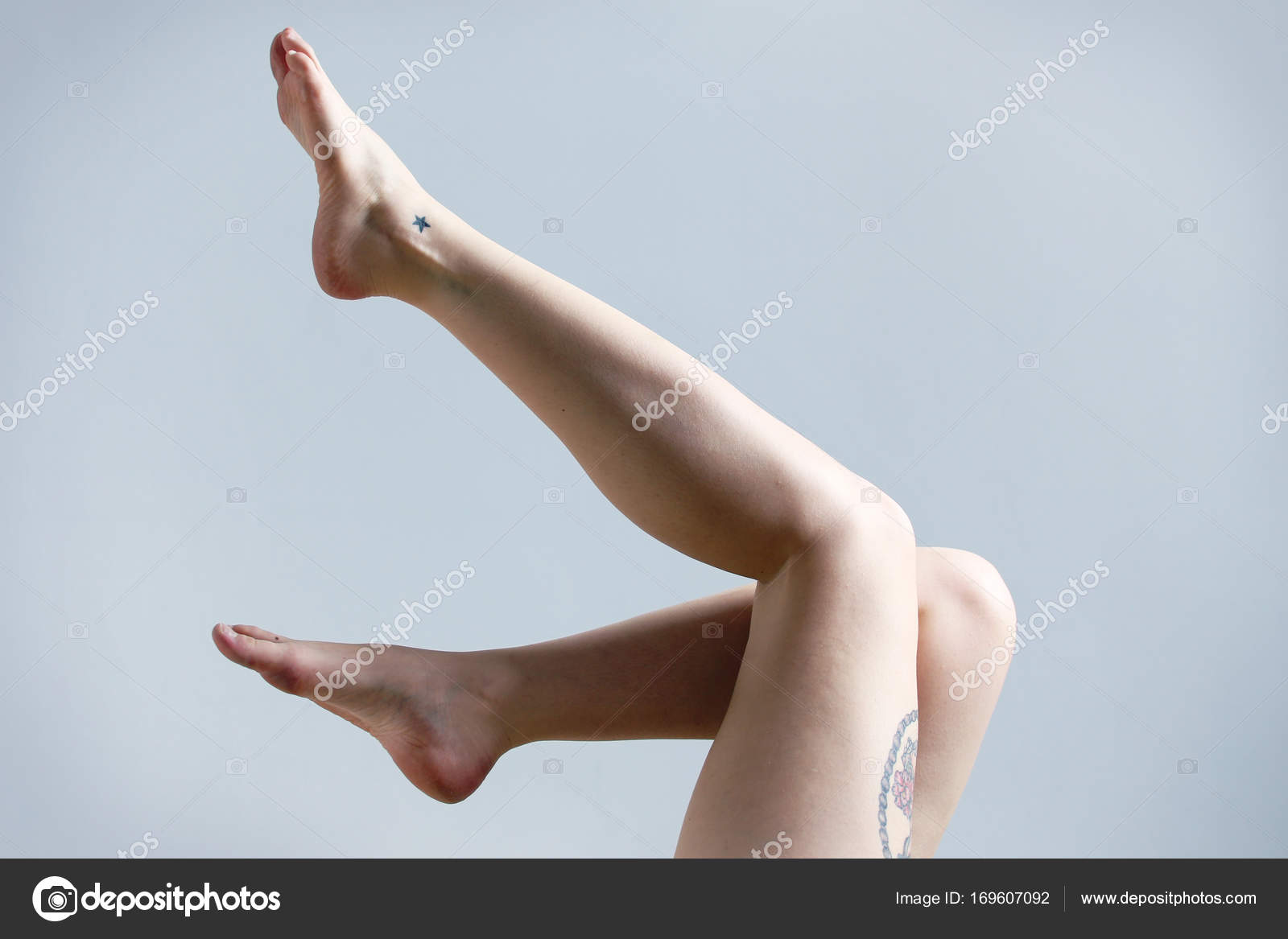 Jambes Femme Avec Petit Tatouage Photographie
