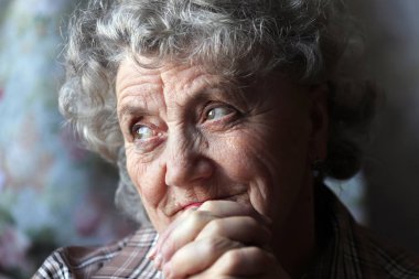 Düşünceli büyükanne dikey karanlık bir arka plan üzerinde.