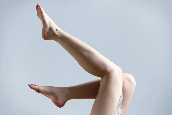 小纹身女子腿 — 图库照片