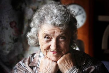 Düşünceli büyükanne dikey karanlık bir arka plan üzerinde.