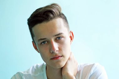 Yüzü mavi bir arka plan üzerinde genç adam