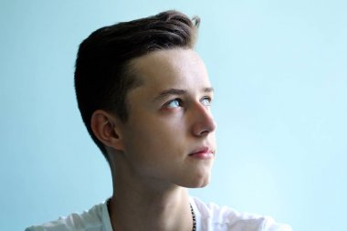 Mavi profil yüzünde genç adam