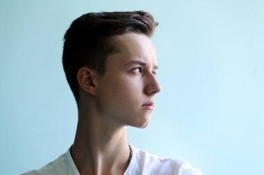 Mavi profil yüzünde genç adam