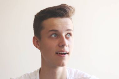 Genç adam kocaman gözleriyle ve ağzı açık