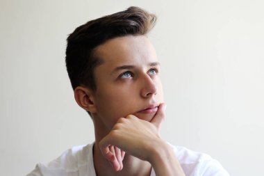 El ile düşünceli genç adam