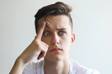 Göz parmağında genç adamla duygusal ve anksiyete