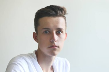 İri gözlü genç ciddi adam