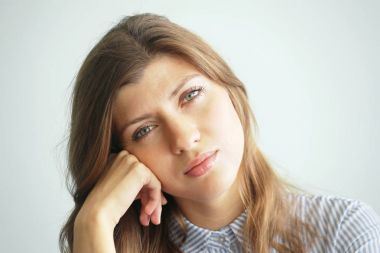 Genç kadın arıyorum ve düşünceli yüz