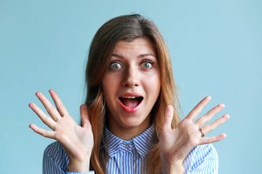 Gülümseme ve sürpriz ve kadın ile büyük gözleri açık ağız