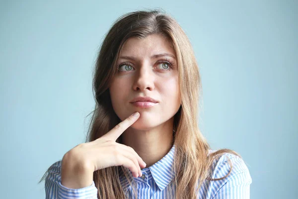 Thoughtful woman with hand and finger on chin — Stock Photo, Image