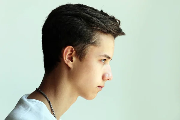 Ung Man Profil Ansikte Grå Bakgrund Stockbild
