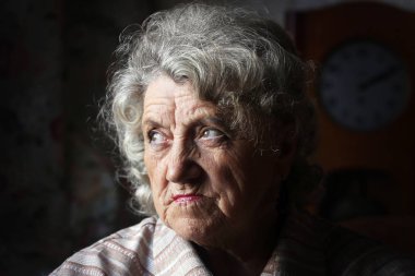 Karanlık bir arka plan üzerinde üzgün ve seyir büyükanne