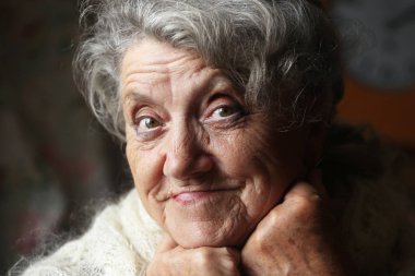 Yaşlı kadın portre gülümse