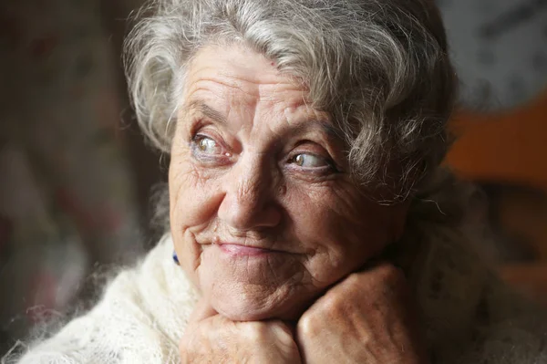 Улыбающийся Портрет Пожилой Женщины — стоковое фото