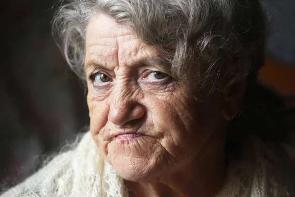 Нахмуренное и грустное лицо бабушки — стоковое фото