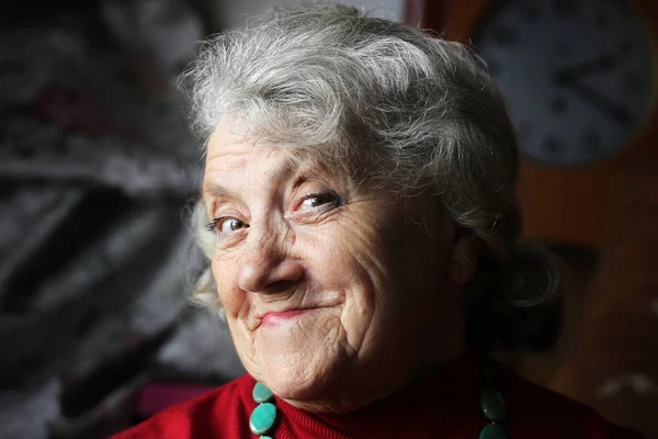 Yaşlı kadın yüzünü gülümseme