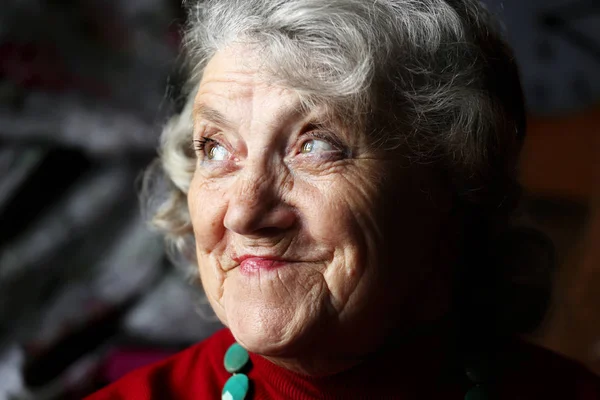 Gülümse ve yaşlı kadın yüz arıyorum