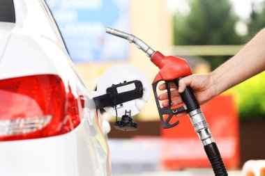 Beyaz araba yakıt ikmali