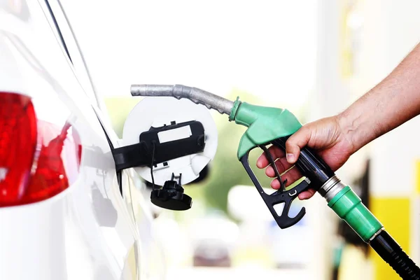 Beyaz araba yakıt ikmali