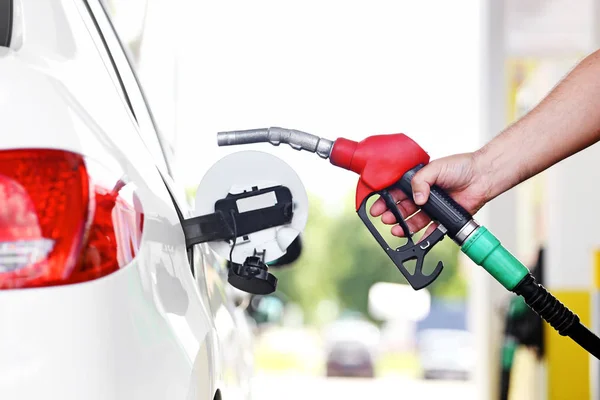 Reabastecimiento de combustible coche blanco —  Fotos de Stock