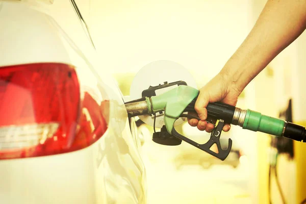 Repostar el coche con gasolina — Foto de Stock