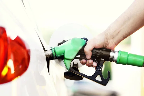 Repostar el coche con gasolina Imágenes De Stock Sin Royalties Gratis