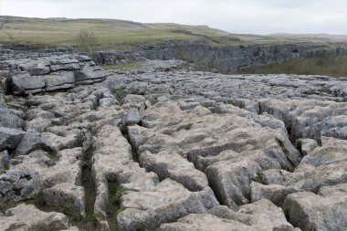 Malham yürüyüş yapmak ve temiz havanın, muhteşem manzaraların ve manzaraların tadını çıkarmak için harika bir yer. Janet 's Foss, Gordale Scar, Malham Tarn ve Malham Cove hepsi görmeli.