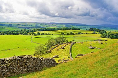 Austwick, İngiltere 'nin Kuzey Yorkshire eyaletinin Craven ilçesine bağlı bir köydür. Yorkshire Dales Ulusal Parkı 'nın kıyısında Norber Erratikler Britanya' daki en iyi buzul düzensiz kayalarıdır..