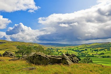 Austwick, İngiltere 'nin Kuzey Yorkshire eyaletinin Craven ilçesine bağlı bir köydür. Yorkshire Dales Ulusal Parkı 'nın kıyısında Norber Erratikler Britanya' daki en iyi buzul düzensiz kayalarıdır..