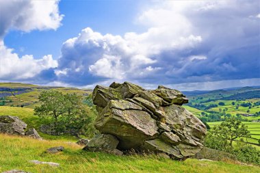 Austwick is a village and civil parish in the Craven district of North Yorkshire, England, about 5 miles north-west of Settle. On the edge of Yorkshire Dales National Park, the Norber Erratics are the finest glacial erratic rocks in Britain. clipart