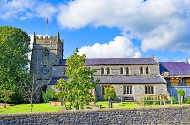 Ingleton, İngiltere 'nin Kuzey Yorkshire eyaletinin Craven ilçesine bağlı bir köydür. Köy Kendal 'dan 19 mil, Lancaster' dan 17 mil, Pennines 'in batısında ve şelale patikaları ve üç tepenin ünlü manzarasını içeriyor..