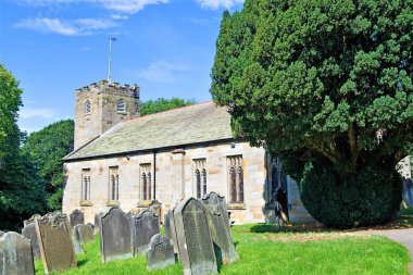 St. Hilda Kilisesi, Thornton-Le-Dale yakınlarındaki Ellerburn 'deki ormanlık vadide yer almaktadır ve açık ara en eski kenar mahalle olan Benefice' nin ana kilisesidir. Kilise M.Ö. 1050 yılına kadar dayanır ve M.Ö. 850 yılına kadar dayanır..   
