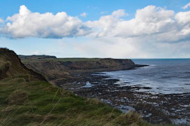Burniston Kayalıkları, Cleveland yolu boyunca Scarborough ve Ravenscar arasında az bilinen gizli bir mücevher..