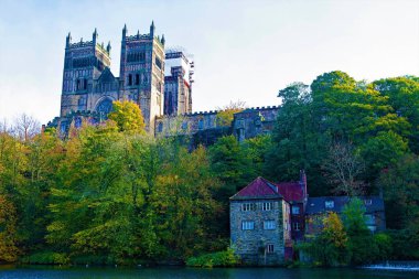 İsa Katedrali, Bakire Meryem ve Durham 'lı Aziz Cuthbert Kilisesi, İngiltere' nin Durham şehrinde bulunan bir katedraldir. Durham Piskoposu, İngiltere kilisesinde dördüncü sırada yer almaktadır..